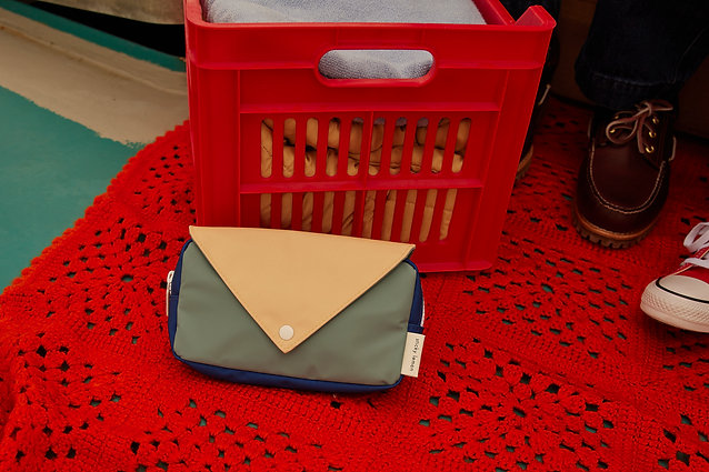 Fanny pack | envelope | diving suit