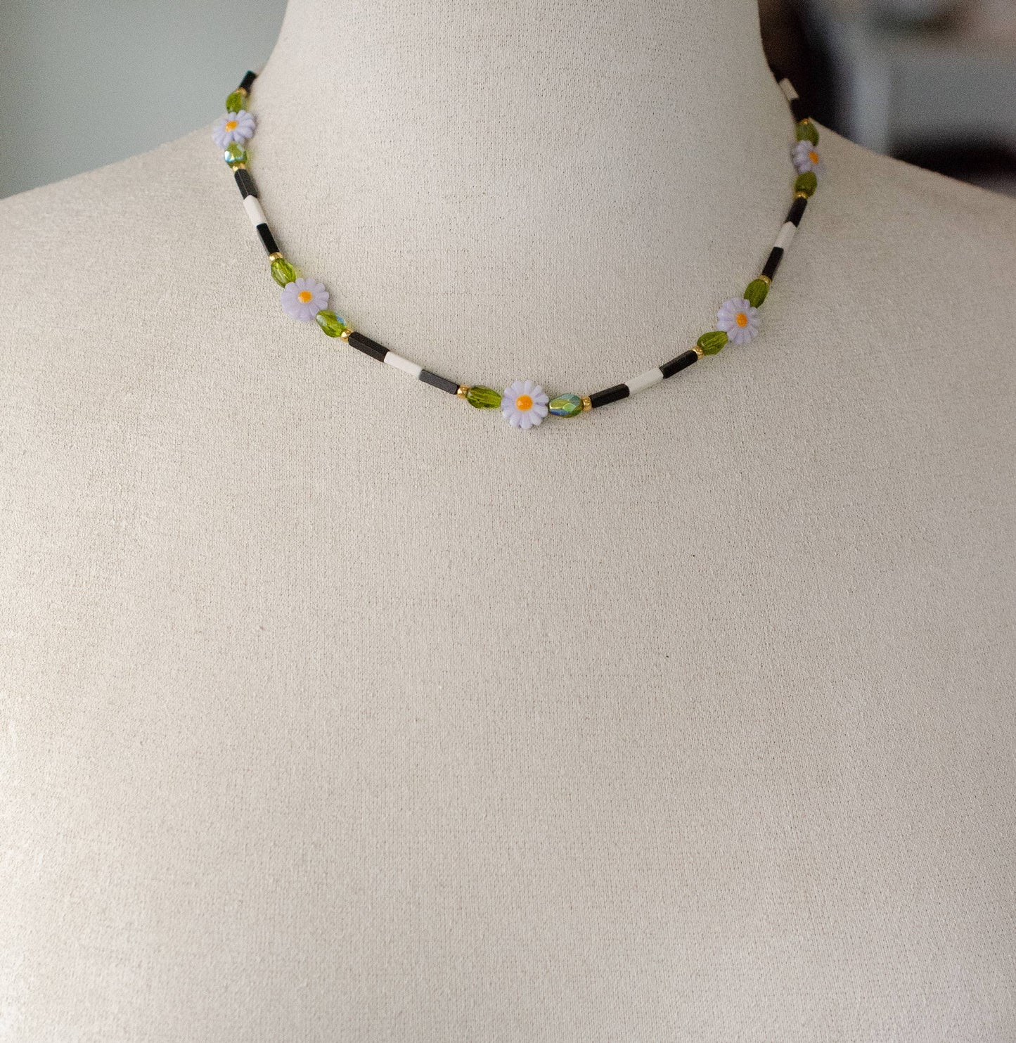 Lavender Daisy | Beaded Necklace